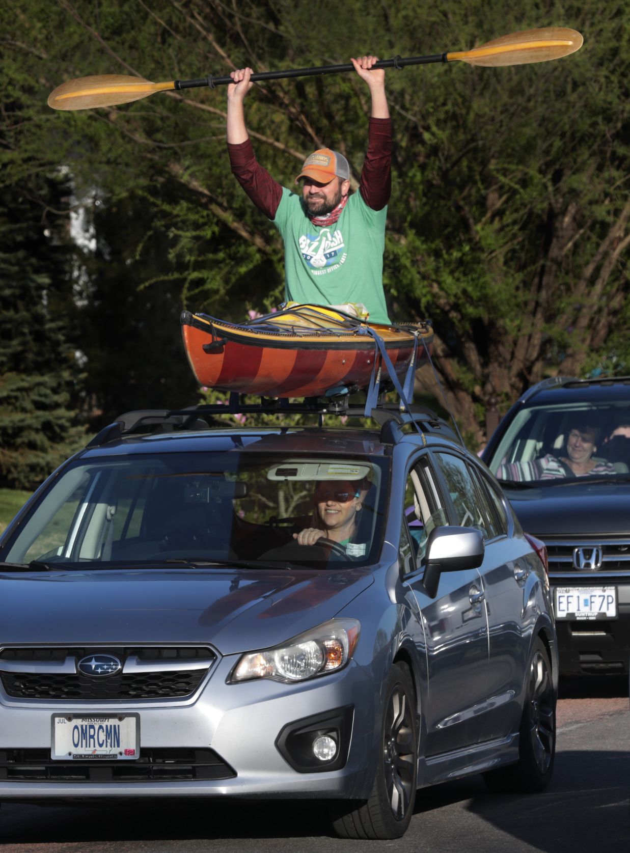 Circus performers gather for 9 year old's birthday quarantine parade
